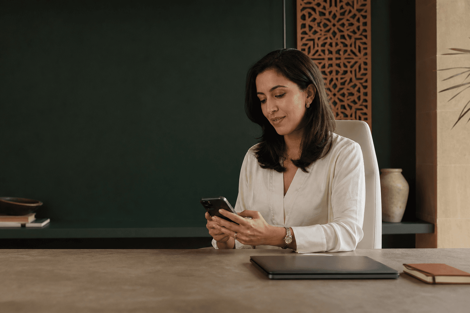 Une gestionnaire consulte un message sécurisé sur son téléphone
